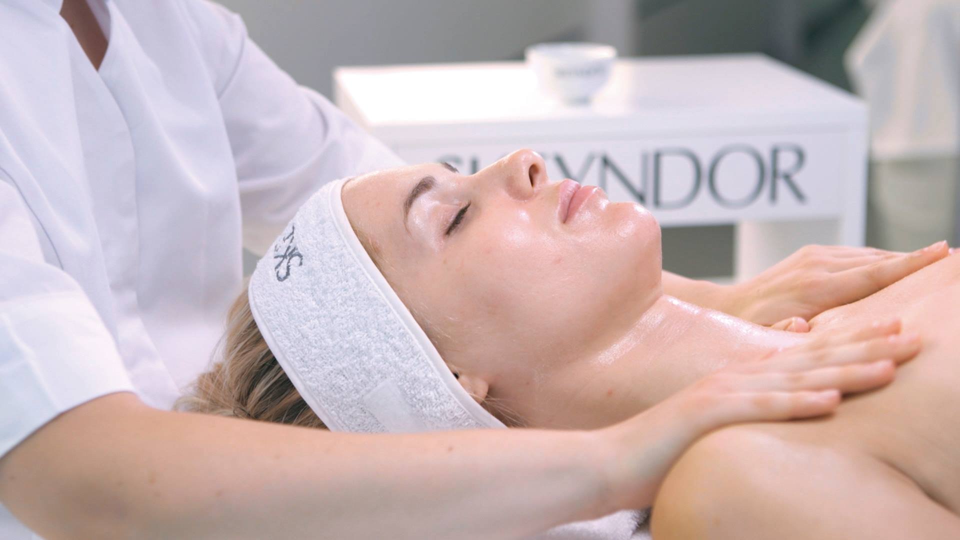 A GYÖNGYÖRŰ ÁPOLT BŐR MINDENKINEK JÁR